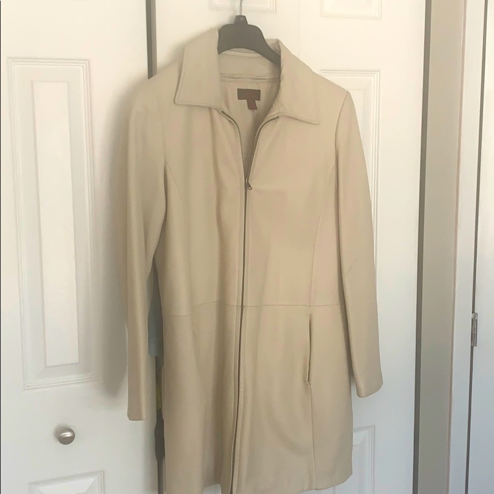 White lamb leather coat, with quilted zip out liner